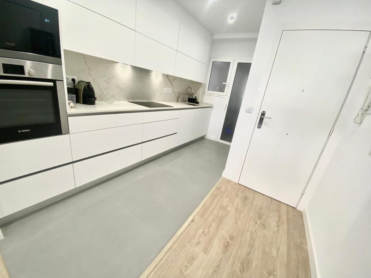 Barcelona Chic Apartments- Free Parking - 10 Min From Bcn City Centre By Metro Buitenkant foto