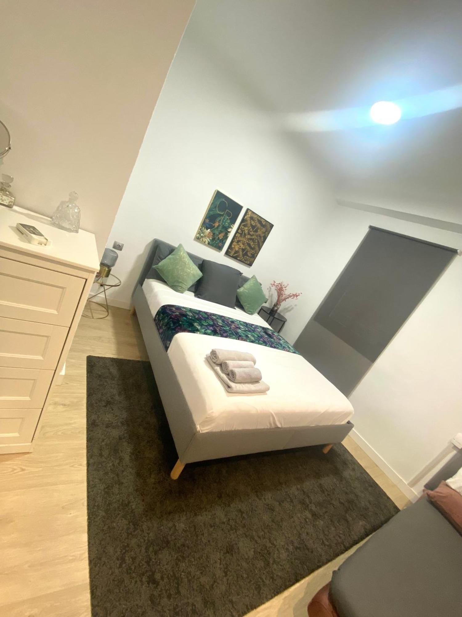 Barcelona Chic Apartments- Free Parking - 10 Min From Bcn City Centre By Metro Buitenkant foto