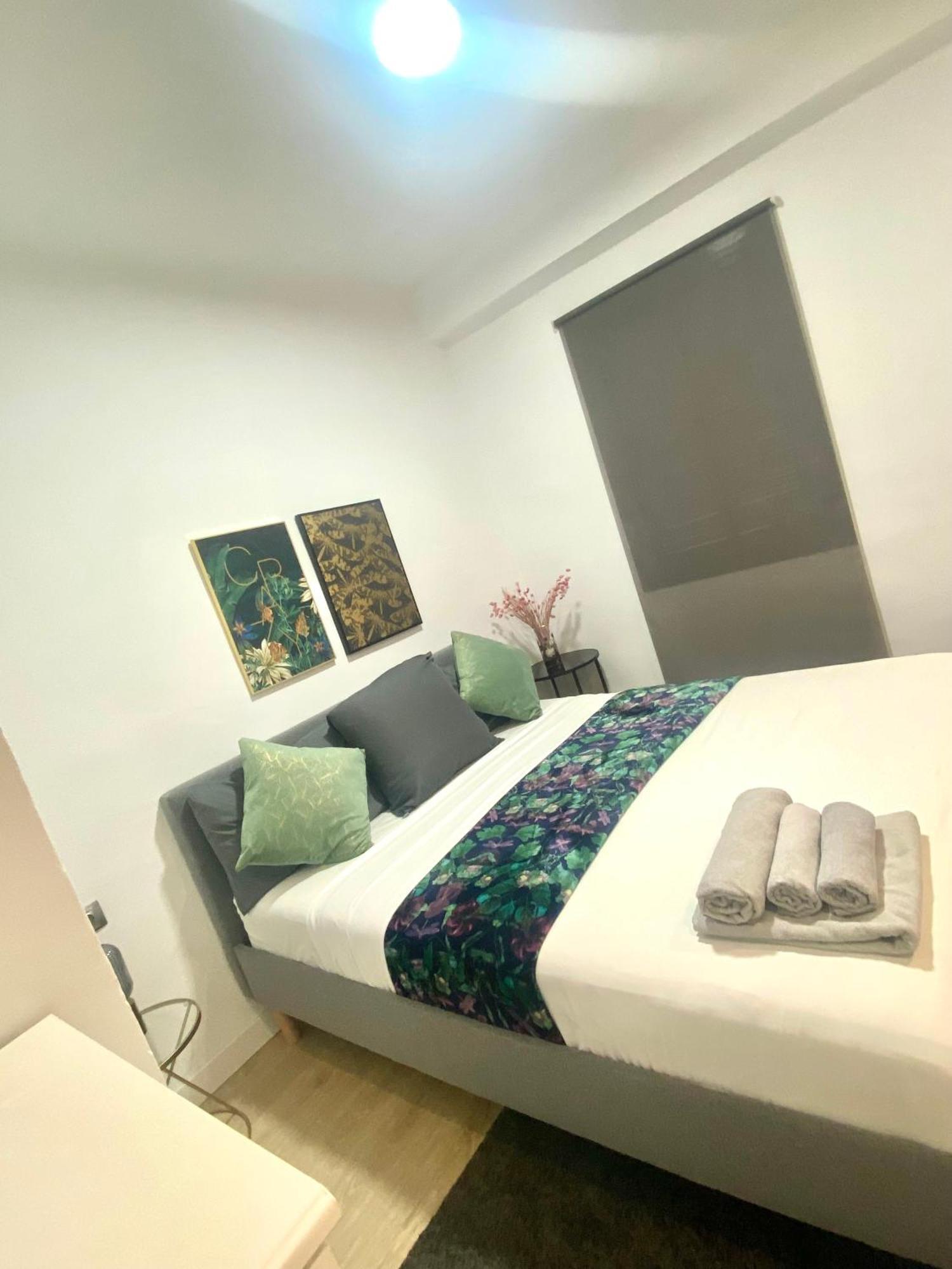 Barcelona Chic Apartments- Free Parking - 10 Min From Bcn City Centre By Metro Buitenkant foto