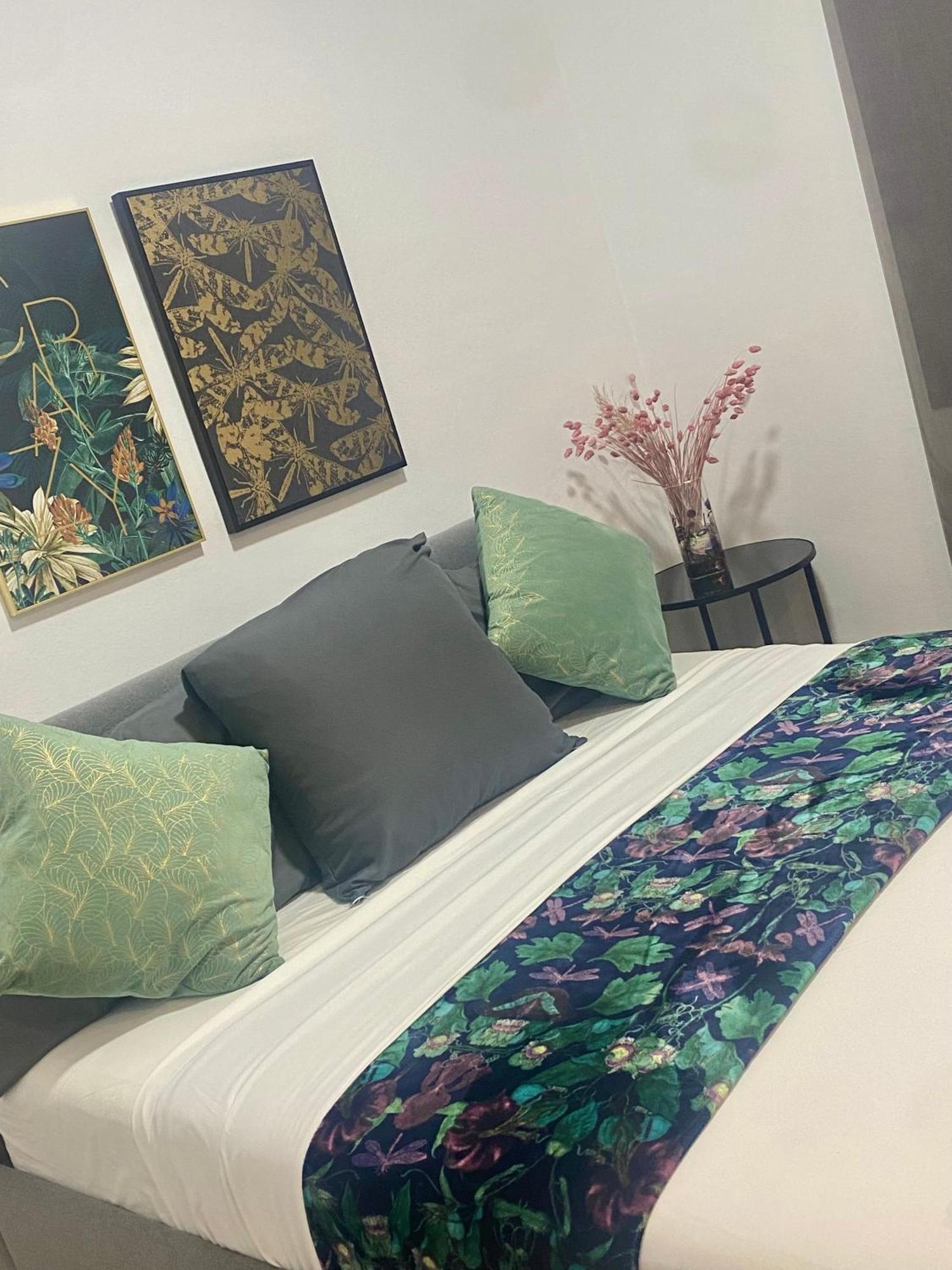 Barcelona Chic Apartments- Free Parking - 10 Min From Bcn City Centre By Metro Buitenkant foto